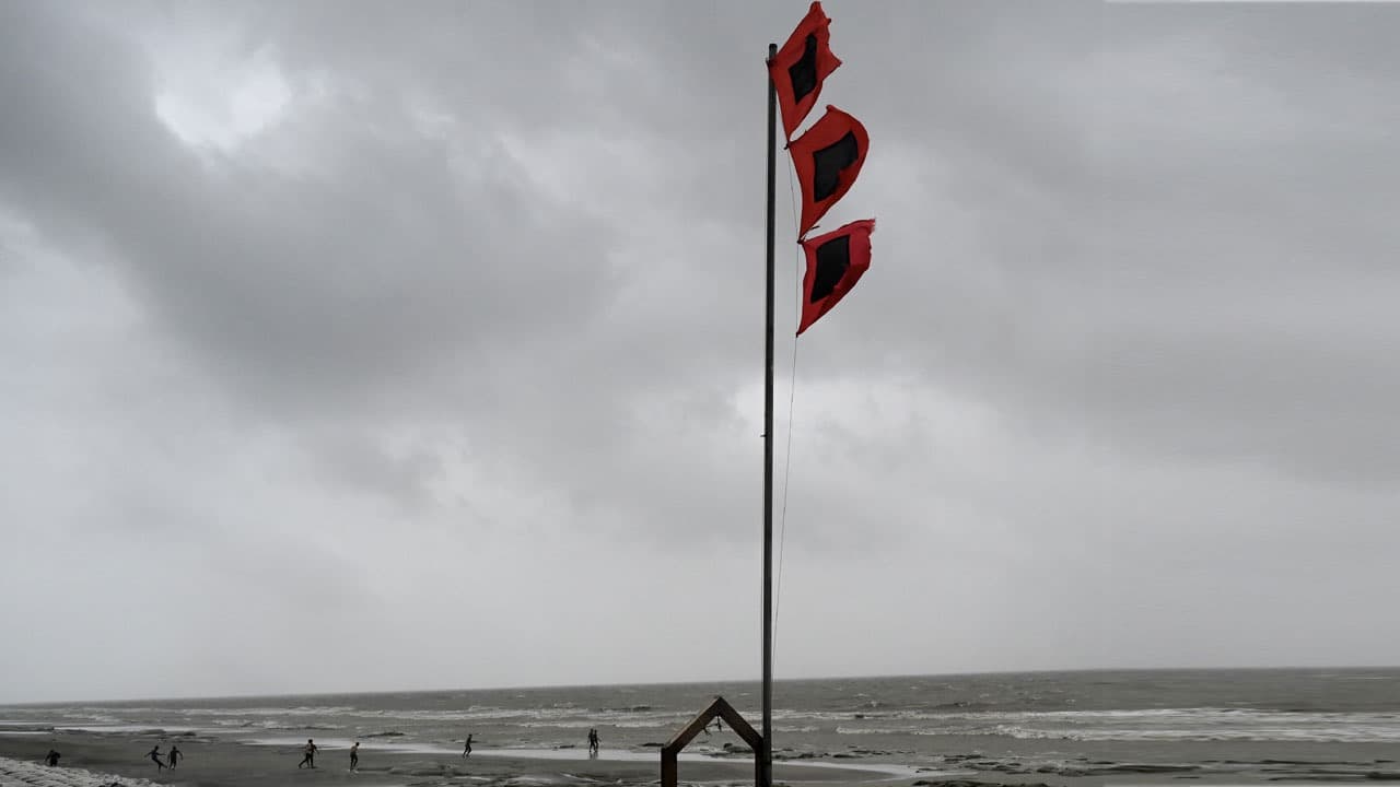 বঙ্গোপসাগরে লঘুচাপ, চার সমুদ্রবন্দরে ৩ নম্বর সতর্ক সংকেত