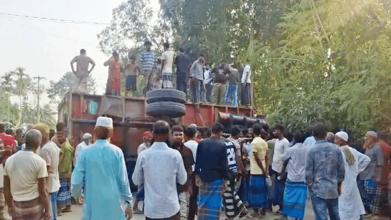 কুড়িগ্রামে ট্রাকচাপায় একই পরিবারের ৩ জনসহ নিহত ৫