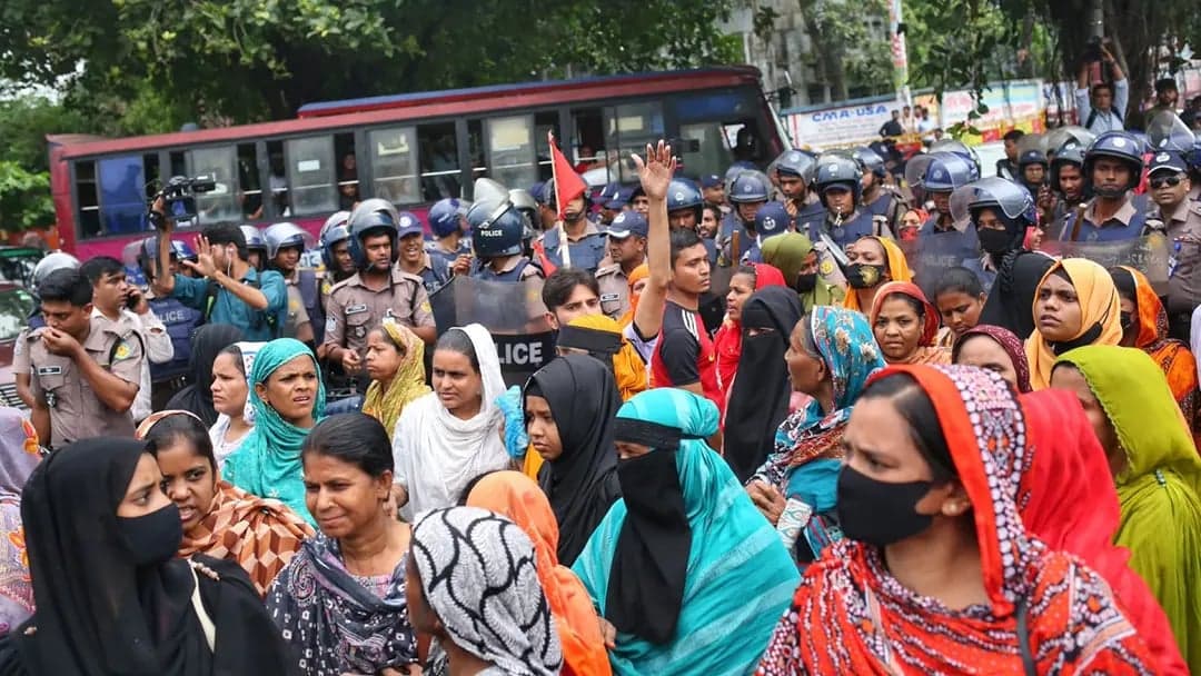 ৭ দফা দাবিতে মহাখালী-তেজগাঁও সড়কে অবস্থানরত শ্রমিকদের সরিয়ে দিলো পুলিশ