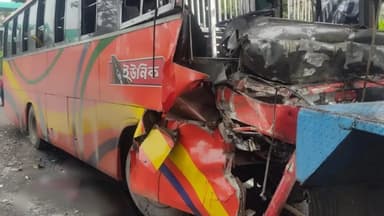 ফেনীতে কাভার্ডভ্যানে বাসের ধাক্কা, চালক-হেলপারসহ নিহত ৩