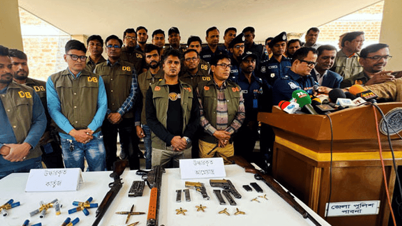 পাবনায় স্বয়ংক্রিয় আগ্নেয়াস্ত্র ও গুলিসহ আটক ৩