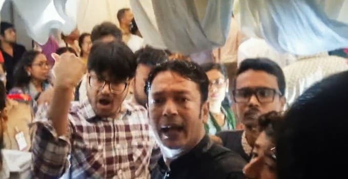 জবিতে প্ল্যাকার্ড প্রদর্শন ঘিরে উত্তেজনা, জকসু নেতাদের উপর ছাত্রদলের হামলার অভিযোগ