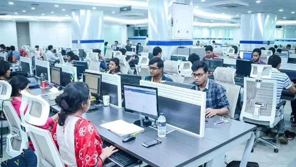 টানা ঈদের ছুটি শেষে আজ খুলল অফিস-আদালত-ব্যাংক