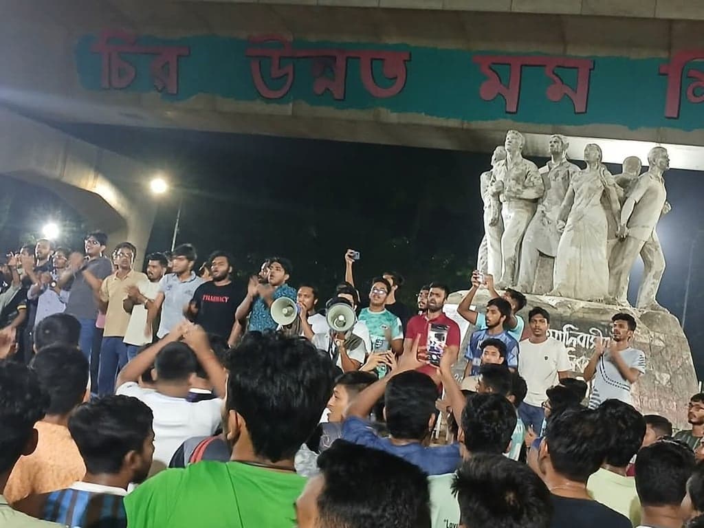 মধ্যরাতে ঢাবির জগন্নাথ হলের শিক্ষার্থীদের ধর্ষণবিরোধী মিছিল