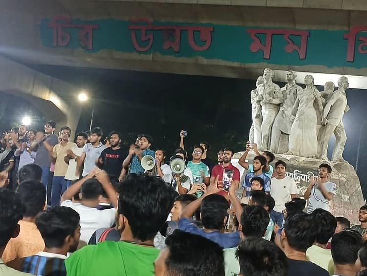 মধ্যরাতে ঢাবির জগন্নাথ হলের শিক্ষার্থীদের ধর্ষণবিরোধী মিছিল