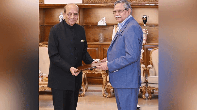 রাষ্ট্রপতির কাছে পরিচয়পত্র পেশ করলেন দীনেশ ত্রিবেদী