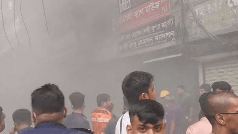 চকবাজারের খাজা মার্কেটে আগুন
