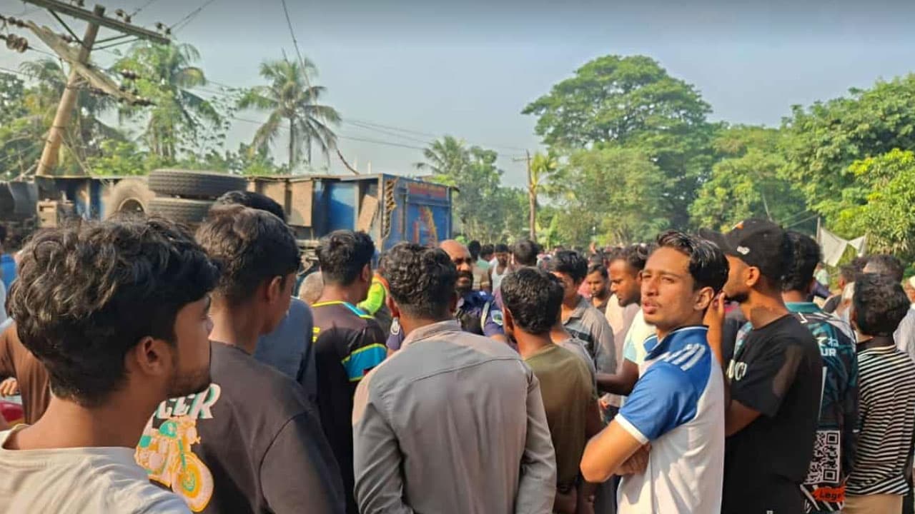 পাবনায় ট্রাকচাপায় স্কুলছাত্রসহ  নিহত ৩
