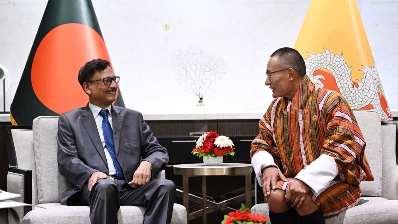 ঢাকায় ভুটানের প্রধানমন্ত্রী সঙ্গে পররাষ্ট্র উপদেষ্টার সাক্ষাৎ
