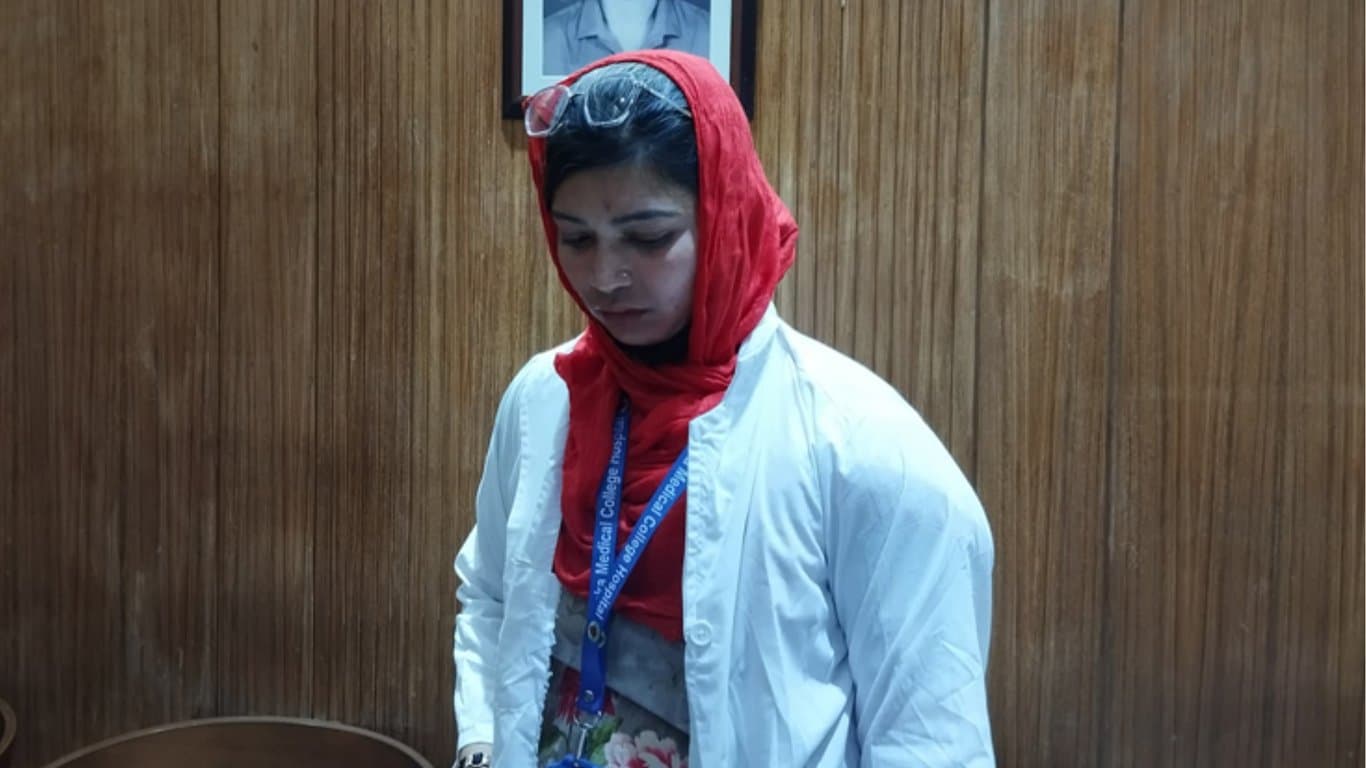 ঢাকা মেডিকেল কলেজ থেকে ভুয়া শিক্ষার্থী আটক