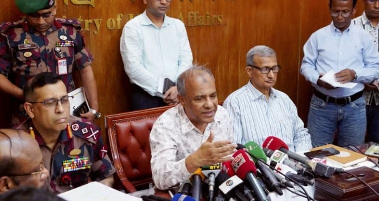 র‌্যাব হবে পুনর্গঠন, পুলিশের হাতে থাকবে না মারণাস্ত্র: স্বরাষ্ট্র উপদেষ্টা