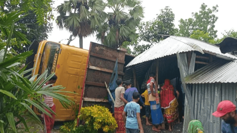 বসতঘরের ওপর উল্টে পড়ল পাথরবোঝাই ট্রাক, চাপা পড়ে শিক্ষার্থী নিহত
