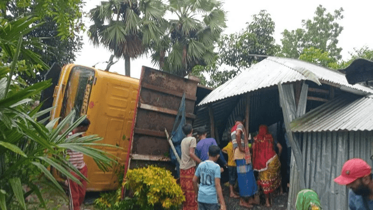 বসতঘরের ওপর উল্টে পড়ল পাথরবোঝাই ট্রাক, চাপা পড়ে শিক্ষার্থী নিহত