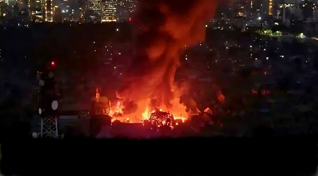 পুরান ঢাকায় জুতার কারখানায় আগুন