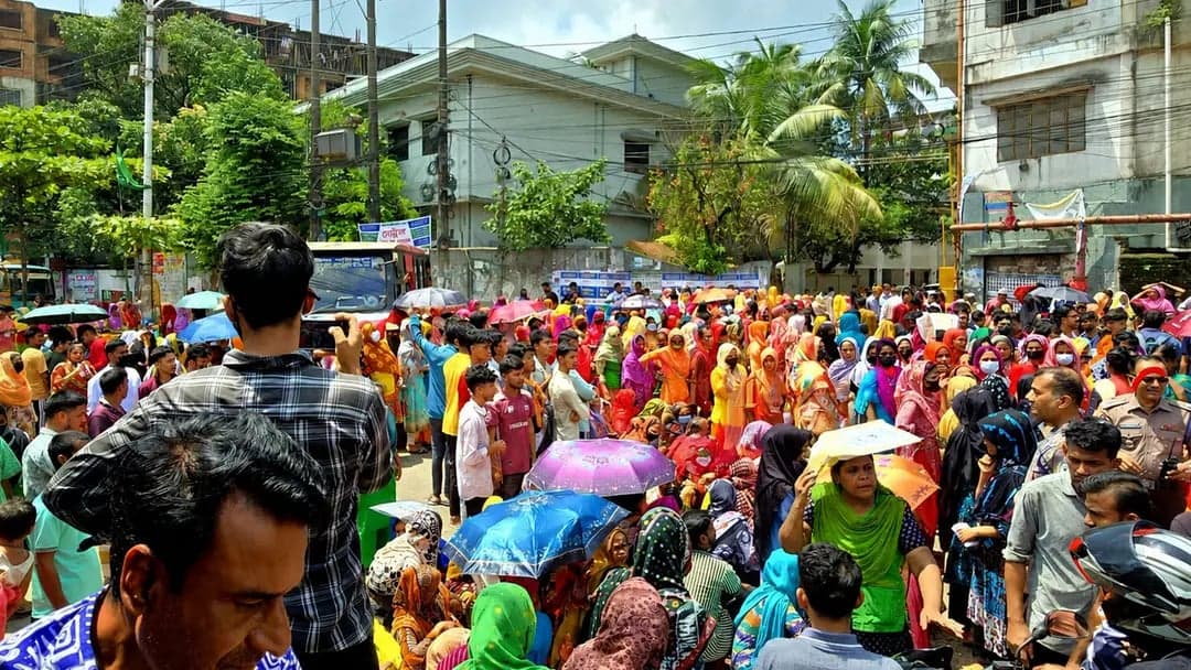 বকেয়া বেতনের দাবিতে চট্টগ্রামে পোশাক শ্রমিকদের সড়ক অবরোধ