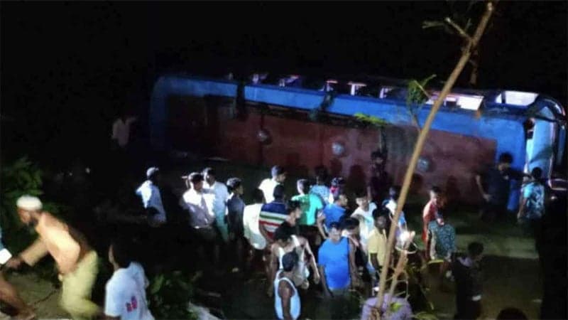রংপুরে যাত্রীবাহী বাস পুকুরে পড়ে শিশুসহ নিহত ২