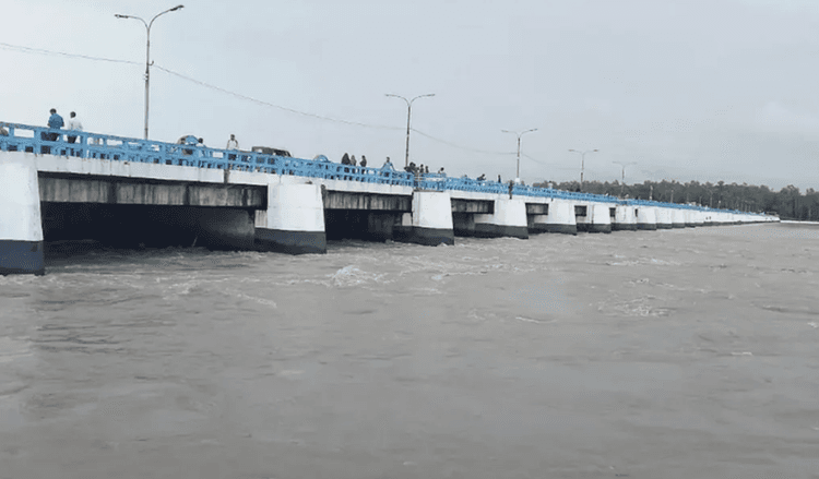 উজানের ঢলে লালমনিরহাটে তিস্তার পানি বিপৎসীমার ওপরে, নিম্নাঞ্চল প্লাবিত