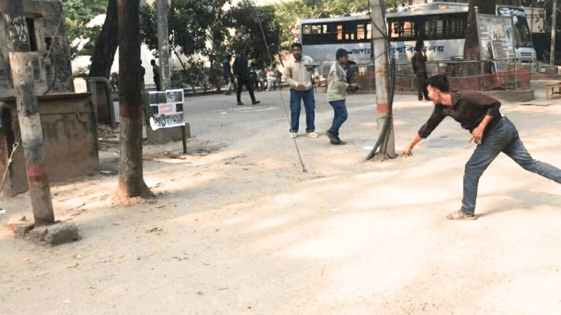জবিতে রাজাকারদের প্রতীকী ছবিতে জুতা নিক্ষেপ