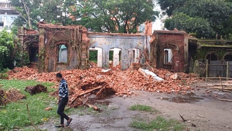 ময়মনসিংহে ভাঙা হচ্ছে সত্যজিত রায়ের পূর্বপুরুষের বাড়ি