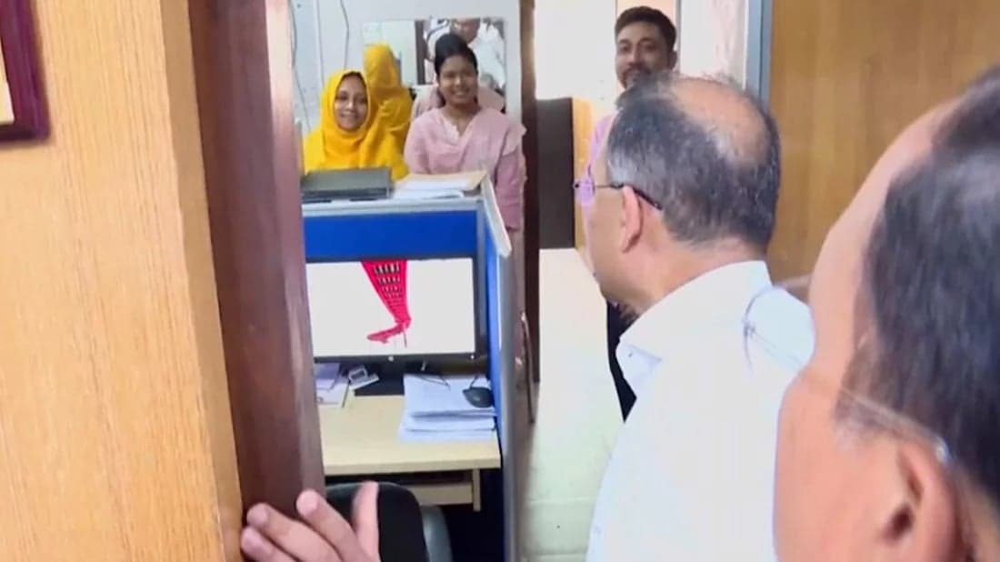 সচিবালয়ে কর্মরতদের সঠিক সময়ে উপস্থিতি নিশ্চিতে প্রধানমন্ত্রীর আকস্মিক পরিদর্শন