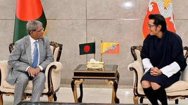 ঢাকায় সংক্ষিপ্ত যাত্রাবিরতিতে রাষ্ট্রপতির সঙ্গে ভুটানের রাজার সৌজন্য সাক্ষাৎ
