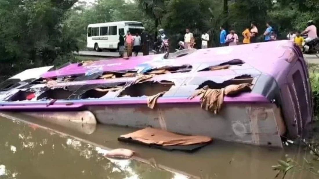 জবির সাবেক শিক্ষার্থীদের বহনকারী ডাবল ডেকার বাস পুকুরে, আহত ১৫