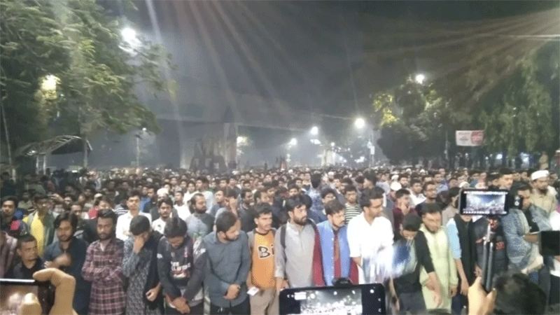 আইনজীবী হত্যার প্রতিবাদে ও ইসকন নিষিদ্ধের দাবিতে ঢাবি শিক্ষার্থীদের বিক্ষোভ, সমাবশে