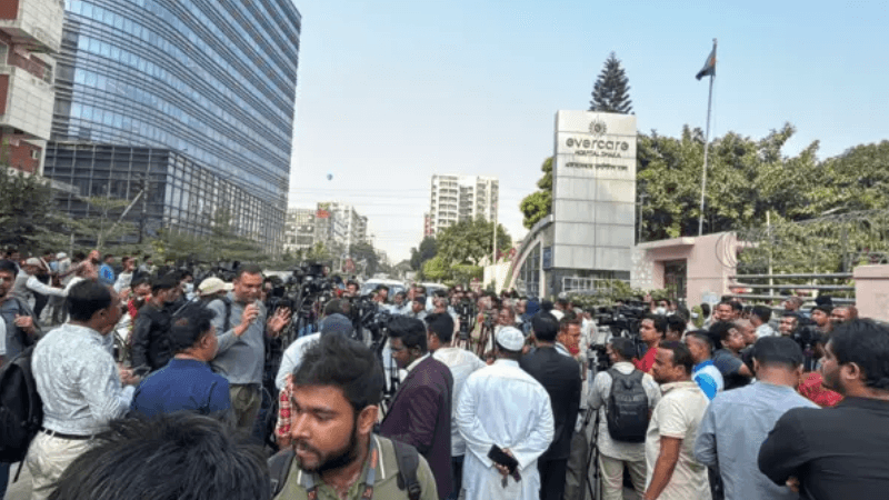 খালেদা জিয়ার মৃত্যুর খবরে এভারকেয়ার হাসপাতালের সামনে নেতাকর্মীদের ভিড়