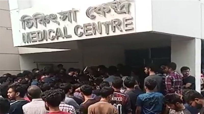 অবরুদ্ধের পর মেডিকেলে ভর্তি কুয়েটের ভিসি, পদত্যাগের দাবিতে অনড় শিক্ষার্থীরা