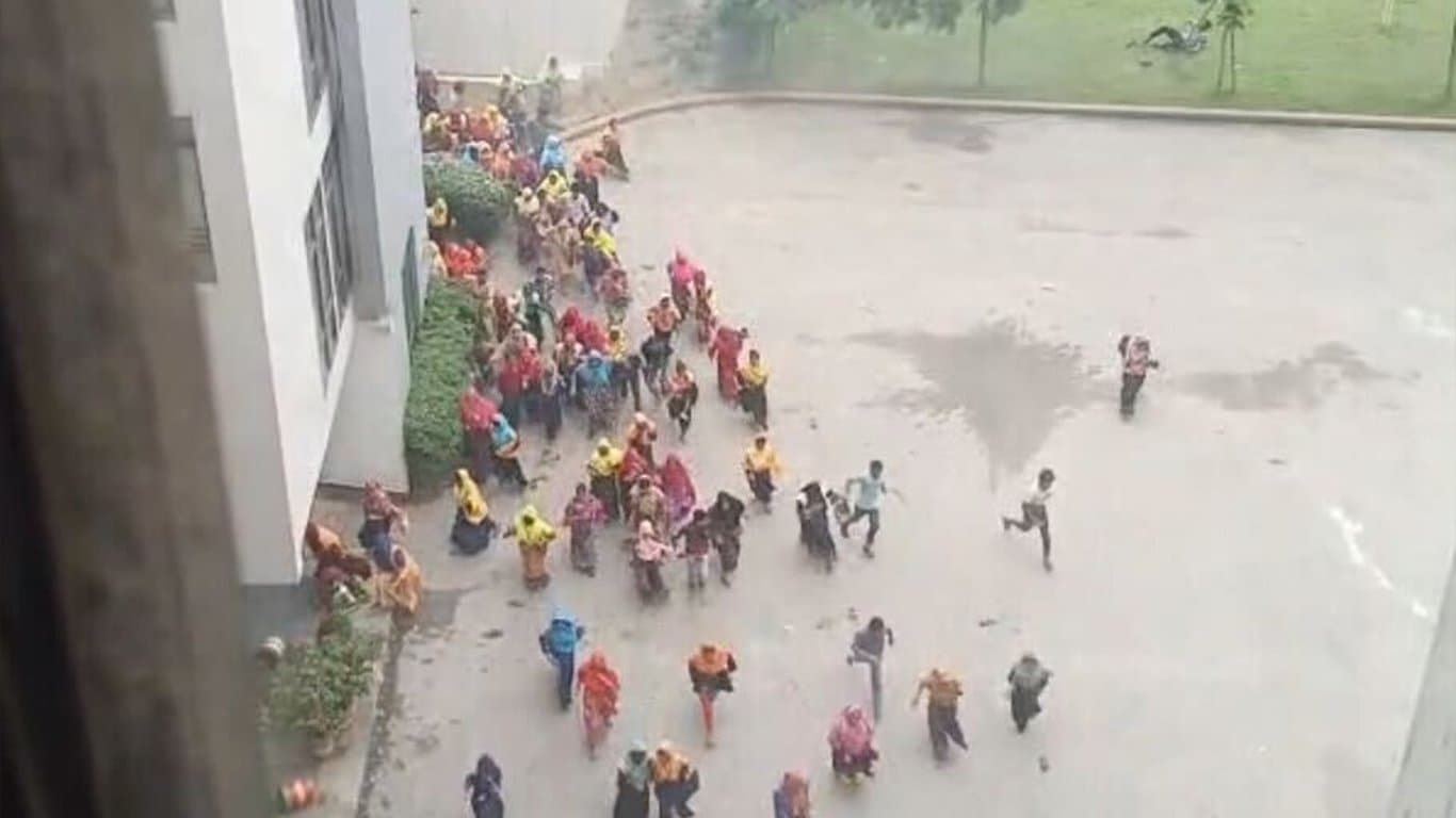পোশাক শ্রমিকের আত্মহত্যার জেরে গাজীপুরে পুলিশ-শ্রমিক সংঘর্ষ