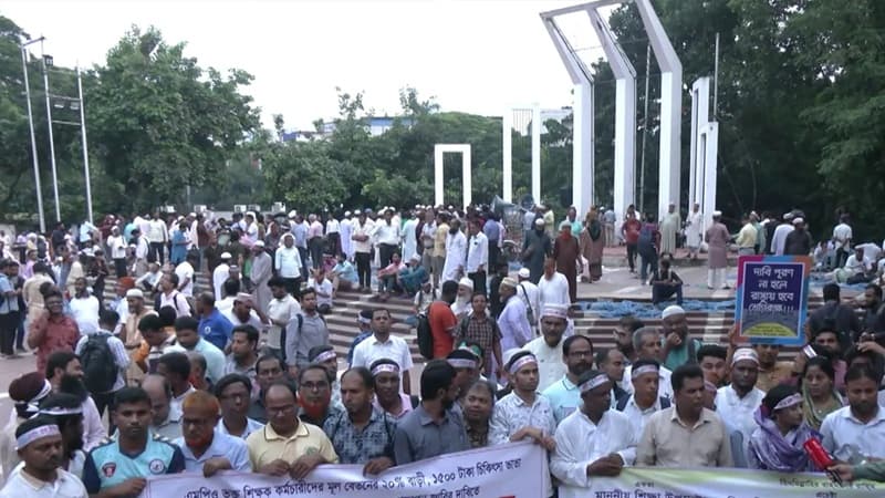 এমপিওভুক্তির দাবিতে শহীদ মিনারে শিক্ষক-কর্মচারীদের অবস্থান