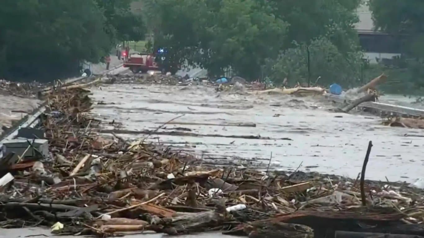 টেক্সাসে আকস্মিক বন্যায় ২৪ জনের মৃত্যু, নিখোঁজ অন্তত ২০ শিশু
