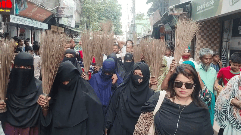 রুমিন ফারহানাকে আশুগঞ্জে অবাঞ্ছিত ঘোষণা, ঝাড়ু হাতে বিএনপির মিছিল