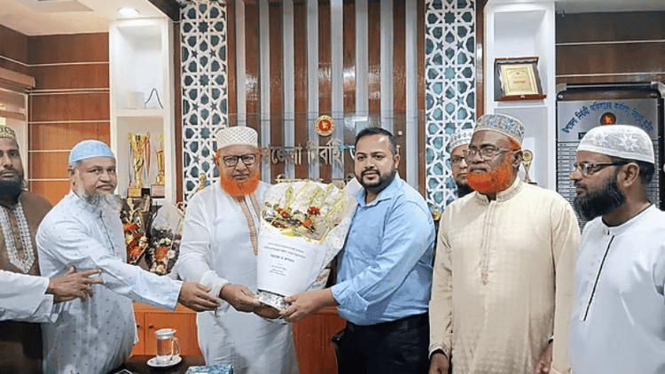 ইউএনওর কার্যালয়ে গিয়ে ফুল দিয়ে স্বাগত জানিয়ে সমালোচনায় জামায়াতের এমপি
