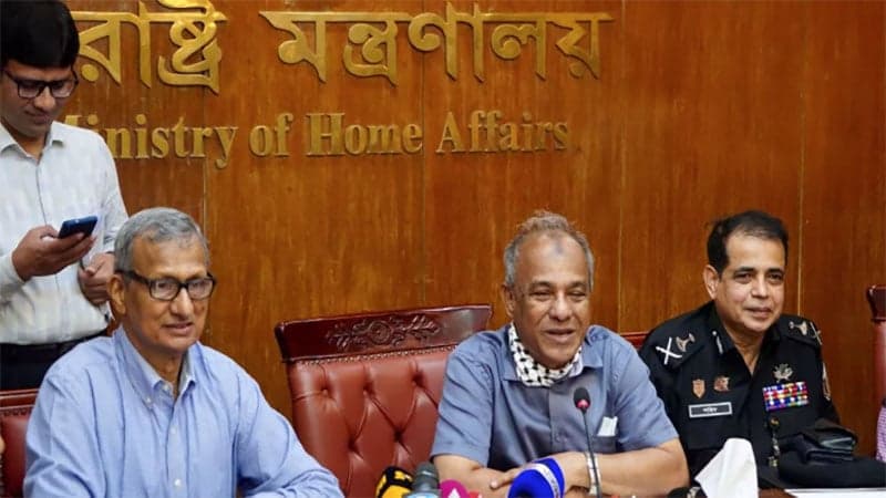 গরু বহনকারী যানবাহন মাঝপথে থামানো হলে নেয়া হবে ব্যবস্থা: স্বরাষ্ট্র উপদেষ্টা