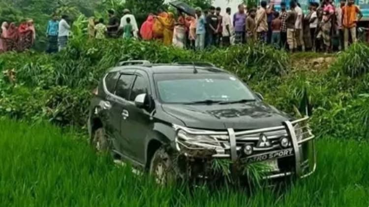 পথচারীকে বাঁচাতে গিয়ে প্রতিমন্ত্রীর গাড়ি ধানখেতে, অল্পের জন্য রক্ষা