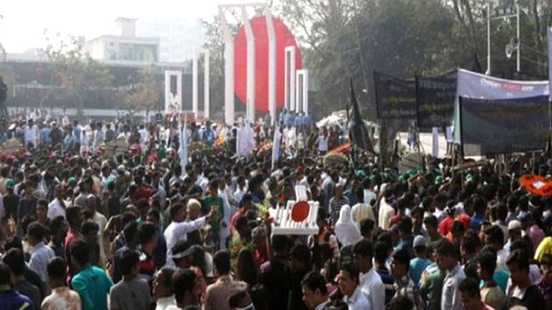 ভাষা শহীদদের শ্রদ্ধা জানাতে শহীদ মিনারে সর্বস্তরের মানুষের ঢল
