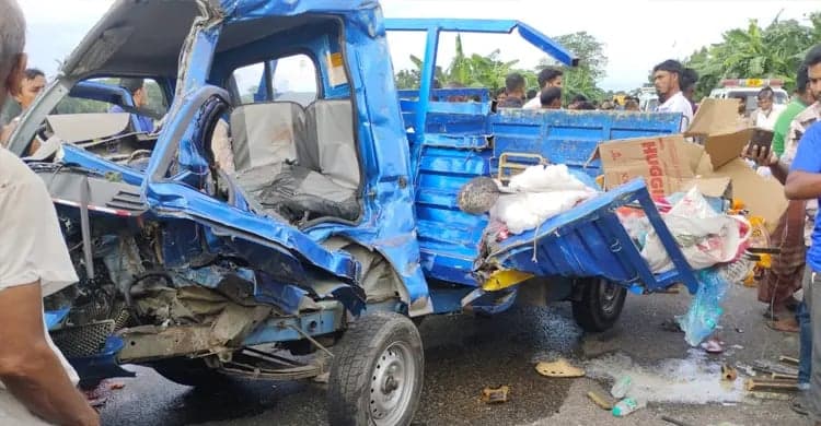 নেত্রকোণায় ট্রাক-পিকআপের মুখোমুখি সংঘর্ষ, নিহত ৪