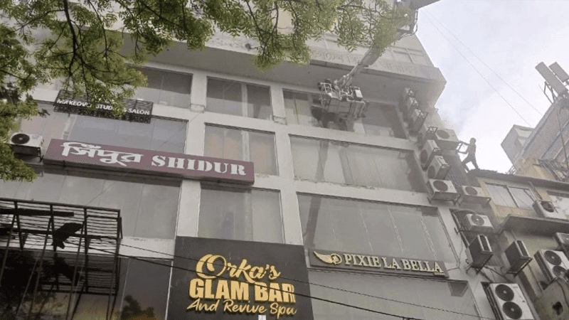 মিরপুরে বহতল ভবনে আগুন