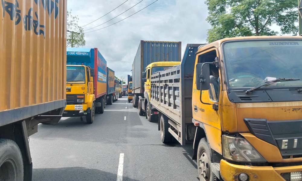 কুমিল্লায় ঢাকা-চট্টগ্রাম মহাসড়কে ১৫ কিলোমিটার যানজট, ভোগান্তিতে যাত্রীরা