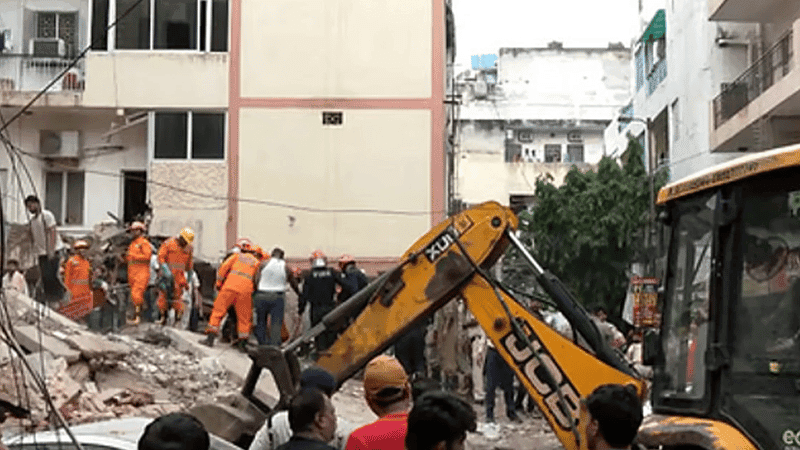 নয়াদিল্লিতে বহুতল ভবন ধস, ধ্বংসস্তূপে আটকা শিক্ষার্থীরা