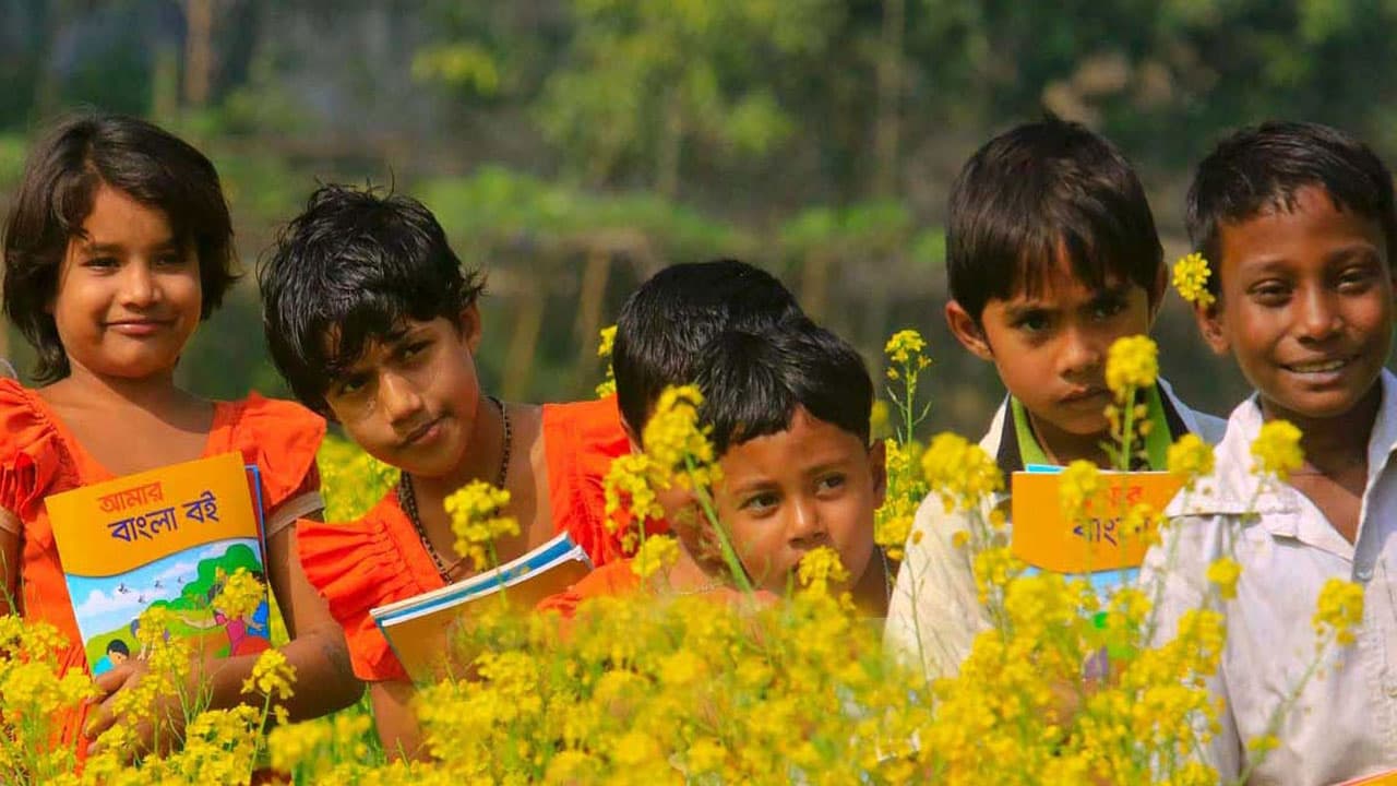 শিক্ষার্থীদের হাতে দ্রুত নতুন বই তুলে দিন