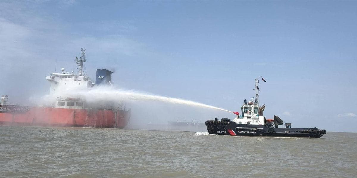 চার ঘণ্টার চেষ্টায় নিয়ন্ত্রণে চট্টগ্রাম বন্দরের তেলবাহী জাহাজের আগুন