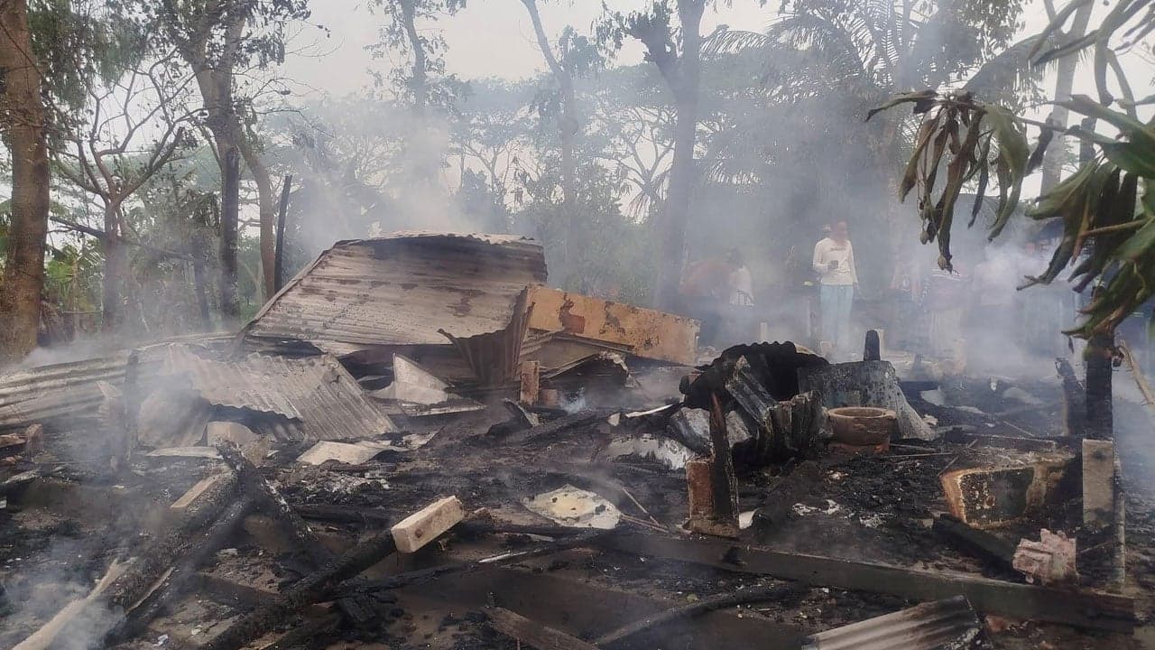 মায়ের কাছে নেশার টাকা না পেয়ে বসতঘরে আগুন দিলেন যুবক