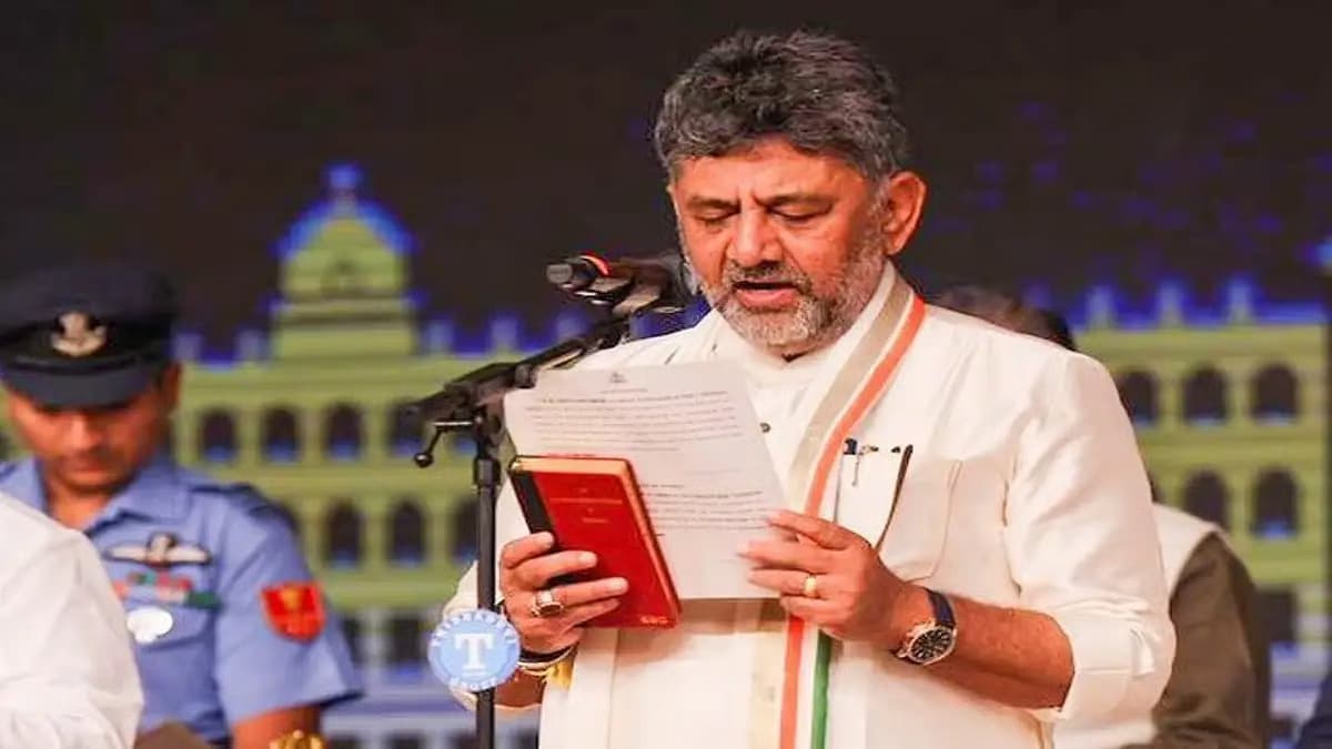 শপথ নিয়ে কর্নাটকের মুখ্যমন্ত্রীর আসনে বসলেন ডি. কে. শিবকুমার