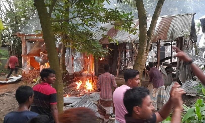 ছেলেকে জিম্মি করে মাকে সংঘবদ্ধ ধর্ষণ: ৪ আসামির বাড়িতে ভাঙচুর-আগুন