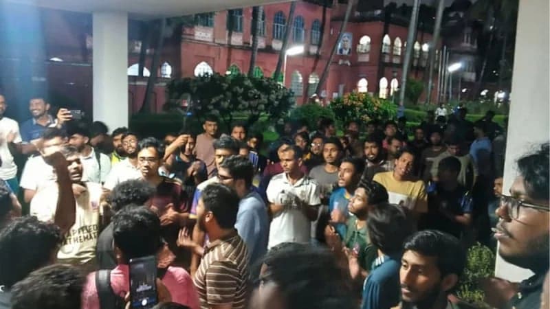 ঢাবির হল প্রাধ্যক্ষকে উদ্ধার ঘিরে সংঘর্ষ, ভিপি-জিএসসহ আহত ৬