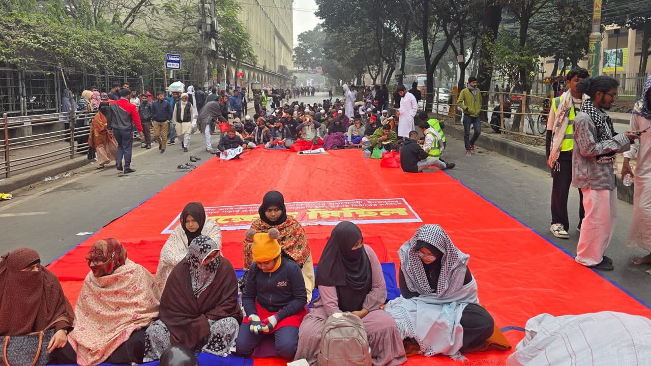 তারেক রহমানের জিয়ারত উপলক্ষে শাহবাগ ছাড়ল ইনকিলাব মঞ্চ