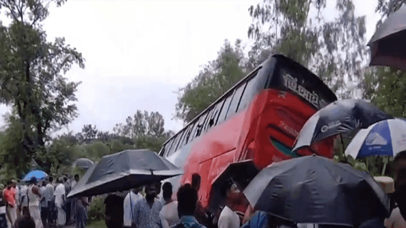 ঠাকুরগাঁওয়ে বাসের ধাক্কায় বাবা-মেয়ের মৃত্যু