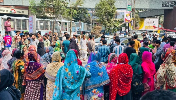 ৩০ হাজার টাকা মজুরির দাবিতে মিরপুরে পোশাকশ্রমিকদের সড়ক অবরোধ